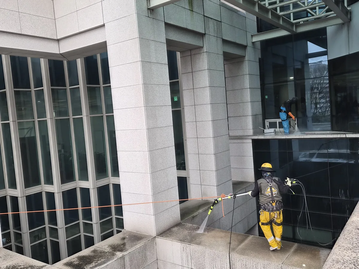 양산시 명곡동 상가건물 옥상 파라펫 장비 주변 정밀 위생청소 사례 - 행진크린